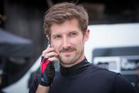 Inspector Barnaby – DS Charlie Nelson (Gwilym Lee) macht beim Midsomer - Radrennen mit, hält aber telefonisch Kontakt mit seinem Büro.