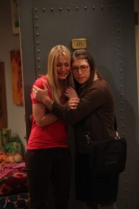 The Big Bang Theory – Leonard erfährt, dass Priya wieder in der Stadt ist. Obwohl Raj seiner Schwester den Umgang mit Leonard verboten hat, wollen die zwei eine Beziehung eingehen. Als Penny (Kaley Cuoco, l.) davon erfährt, will Amy (Mayim Bialik, r.) ihr als beste Freundin beistehen ...