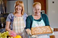 Zu Tisch ... – Paqui und Pepa mit Coca de Llardons, einem Schweineschwartenkuchen