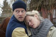 Der letzte Bulle – Kaum teilt Mick (Henning Baum, l.) Carmen Wieder (Anna Schudt, r.) mit, dass ihr Freund tot ist, da bricht die junge Frau auch schon zusammen. Für den Bullen ist das aber noch lange kein Unschuldsindiz ...
