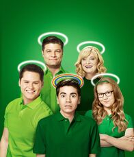The Real O'Neals – v.li.: Jimmy (Matt Shively), Pat (Jay R. Ferguson), Kenny (Noah Galvin), Eileen (Martha Plimpton), Shannon (Bebe Wood).
