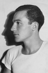 Gene Kelly - Der mit dem Regen tanzt – Die Dokumentation zeigt, wie Gene Kelly von seinen Anfängen in den Kabaretts und Music Halls am Broadway bis zu seiner Anerkennung als Choreograph und Regisseur die Grenzen des tänzerischen Ausdrucks weitete.