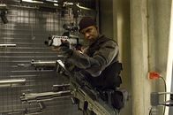 Doom - Der Film – Duke (Razaaq Adoti) lässt sich nicht so leicht unterkriegen ...