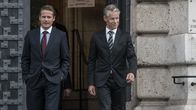 Die Chefin – Dr. Wollinger (Roman Knizka, l.) und Harald Bruns (Steffen Wink, r.) sind glücklich über den frisch unterzeichneten Vertrag.