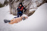 Schwarz wie Schnee – Constance Vivier (Clémentine Poidatz) untersucht die erste Leiche im Schnee.