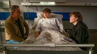 Der Bergdoktor – Dr. Martin Gruber (Hans Sigl, l.) setzt alles daran, den Brüdern Vinzent (Tom Böttcher, M.) und Lennart Neumüller (Jonas Kaufmann, r.) zu helfen.