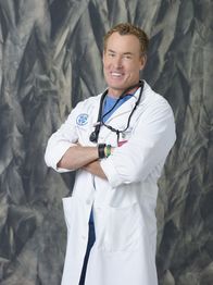 Scrubs - Die Anfänger – (9. Staffel) - Dr. Cox (John C. McGingley) arbeitet nebenbei als Lehrer an der Medizin-Uni und ist wie immer von Kollegen und Studenten angewidert ...