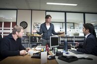 Der letzte Bulle – Gerichtsmediziner Meisner (Robert Lohr, M.) hat eine blutleere Leiche und eine nicht identifizierbare Tatwaffe. Und nun werden auch noch die Ermittlungen von Mick (Henning Baum, l.) und Andreas (Maximilian Grill, r.) durch einen handfesten Lebensmittelskandal am Arbeitsplatz des Ermordeten behindert ...