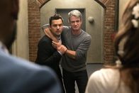 New Girl – Als Jess' Ex-Freund Russell (Dermot Mulroney, r.) kurz vor der Hochzeit einfach auftaucht, gerät er mit Nick (Jake M. Johnson, l.) aneinander. Kein gutes Omen für die Hochzeit oder?