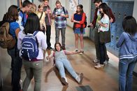 The Middle – Sue (Eden Sher, M.) freut sich riesig, dass sie jetzt endlich auf die Highschool geht. Ihr Bruder Axl sieht das jedoch völlig anders, läuft er doch Gefahr, durch ihr ungeschicktes Verhalten öffentlich gedemütigt zu werden ...