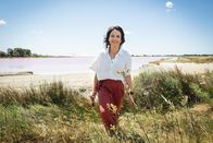 Auf und davon – Mona Vetsch reist durch die Camargue und staunt über die schöne Farbe der Salinen bei Aigues-Mortes.