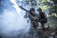 Hitlers letzter Widerstand – REENACTMENT – Oberstleutnant Matt Urban (Jordan Wendzina) richtet eine Bazooka auf die feindlichen Linien. (Bildnachweis: HLS6 Productions Ltd./Sean F. White)
