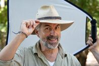 Terra X: Faszination Erde – Christoph Maria Herbst hat sich freiwillig gemeldet, ausgewachsene Krokodile zu füttern. Damit er nicht mit dem Futter verwechselt wird, trägt er die gleiche Kleidung wie die Tierpfleger.