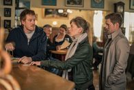 SOKO München – Resi Schwaiger (Mersiha Husagic, M.) und Dominik Morgenstern (Joscha Kiefer, r.) befragen Ferdl Mooshofer (Sebastian Winkler, l.).