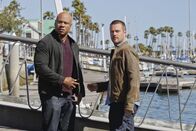 Navy CIS: L.A. – Als Sam (LL Cool J, l.) verhaftet wird, da er angeblich eine junge Frau umgebracht haben soll, schwört Callen (Chris O'Donnell, r.), dass er alles dafür tun wird, um die Unschuld seines Partners zu beweisen ...