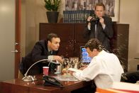 How I Met Your Mother – Barney (Neil Patrick Harris, M.) hat die Idee, ein Werbevideo zur Verbesserung des Rufs seines Arbeitgebers zu drehen. Randy (Will Forte, l.) und Marshall (Jason Segel, r.) müssen dafür gleich mal herhalten ...