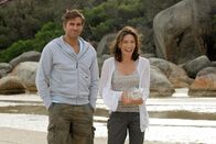 Long Weekend – Hoffen, dass der Campingausflug ihrer Ehe gut tut: Doch für Peter (James Caviezel, l.) und Carla (Claudia Karvan, r.) beginnt ein gnadenloser Kampf ums Überleben ...