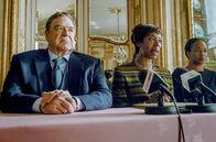 Black Earth Rising – Nach ihrer Freisprechung hat Alice Munezero (Noma Dumezweni, Mi.) die Chance auf das Amt der Präsidentin. Dabei wird sie von Michael Ennis (John Goodman, li.) unterstützt.