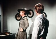 Die Waltons – Noch nie hat John-Boy (Richard Thomas, r.) seine Mutter so elegant gesehen: Olivia Walton (Michael Learned, l.) hat das Kleid hervorgeholt, in dem sie geheiratet hat.