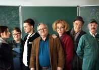Extraklasse 2+ – Ralph Friesner und Dörte Wiedebusch starten in ein turbulentes neues Schuljahr: Die Abendschule zieht in ein innovatives Bildungszentrum um. Von links: Sandra (Cosima Henman), Norbert (Nico Ranel), Philipp (Anselm Bresgott), Ralph Friesner (Axel Prahl), Dörte Wiederbusch (Aglaia Szyskowitz), Walter (Hans-Martin Stier), Gökdal (Vedat Erincin)