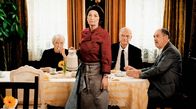 Der letzte Wille – Lucie (Franziska Küpferle, 2.v.li.) serviert Käthe (Sabine Hahn, li.), Heinrich (Christian Pätzold, 3.v.li.) und Theo (Jürgen Haug,re.) den Trauerkaffee – aber danach steht sofort Seniorensport auf dem Plan.