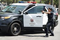 The Rookie – Angela Lopez (Alyssa Diaz) möchte den Flüchtigen überwältigen.