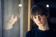 Normal People – Marianne (Daisy Edgar-Jones) verschlägt es auf einer Reise nach Schweden. Weit weg von Freunden und Familie macht ihr die Einsamkeit zu schaffen.