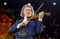 André Rieu - Das große Open-Air-Konzert 2024 – Auch im Sommer 2024 begeisterte André Rieu (Foto) mehr als 150.000 Zuschauer:innen mit seinen traditionellen Konzerten in seiner Heimatstadt Maastricht. Das Publikum kann sich freuen auf André Rieus fröhliches Johann Strauss Orchester, den Chor, internationale Solist:innen sowie 400 Blechbläser:innen.