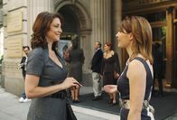 Castle – Sue Vaughn (Jennifer Riker, l.) lässt Elise Finnegan (Kathleen Rose Perkins, r.) in dem Glauben, dass ihr Verlobter noch am Leben ist.