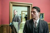 Frieden – Im Kunstmuseum trifft Egon (Dimitri Stapfer, re.) einen Mittelsmann, der ihn mit neuen Informationen versorgt.