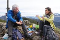 Gipfeltreffen (BR) – Werner Schmidbauer und Sabine Sauer bei der Gipfelbrotzeit auf dem Rehleitenkopf (1338 m).