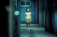 Dark Water – Aus Geldnot sind Ikuko (Rio Kanno) und ihre Mutter in ein verwahrlostes Spukhaus gezogen, in das von allen Seiten Wasser eindringt.