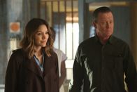 Scorpion – Während sich Paige (Katharine McPhee, l.) und Cabe (Robert Patrick, r.) in Afrika mit einem Minenfeld beschäftigen müssen, treffen Happy und Toby eine wichtige Entscheidung ...