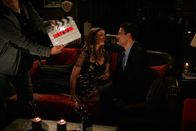 How I Met Your Mother – Hinter den Kulissen: Josh Radnor alias Ted (r.) und Ashley Williams alias Victoria (l.) ...