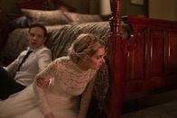 Ready or Not – Alex (Mark O'Brien, l.); Grace (Samara Weaving, r.)