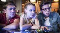 Die Pfefferkörner – Johannes (Luke Matt Röntgen), Alice (Emilia Flint) und Benny (Ruben Storck) finden im Internet wichtige Informationen über die mafiösen Methoden von Toilettenbetreibern.