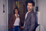 Heldt – Carmen Emmelin (Dominique Chiout), die Leiterin des gut geschützten Bochumer Frauenhauses, kennt Kommissar Heldt (Kai Schumann).