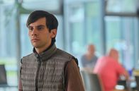 Tatort – Milan Vujicic (Bekim Latifi) macht sich seinen eigenen Reim auf die verwirrenden Vorkommnisse rund um die Untersuchungen der Polizei.