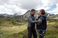 Die Bergretter – Carsten (Roman Knizka, l.) und Sabine Lechner (Muriel Baumeister, r.) geraten auf dem Berg immer mehr in Streit. Die Beziehung hängt am seidenen Faden.