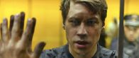 Boy 7 – Sam (David Kross) wird an einem U-Bahnhof von Polizisten festgehalten.