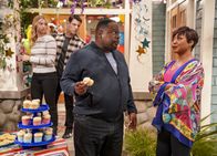 The Neighborhood – (v.l.n.r.) Gemma Johnson (Beth Behrs); Dave Johnson (Max Greenfield); Calvin Butler (Cedric the Entertainer); Tina Butler (Tichina Arnold)