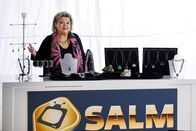 Um Himmels Willen – Salm bereitet Marianne Laban (Andrea Wildner) für ihre Probeaufnahmen vor.