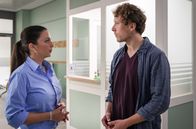 In aller Freundschaft – Ruben Schmitt (Jan-David Bürger) vertraut Arzu Ritter (Arzu Bazman) den wahren Grund an, warum er gerade bei seinem Vater wohnt.