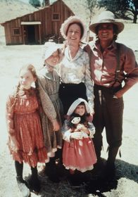 Unsere kleine Farm – Solange die Familie zusammenhält, kann nichts wirklich schiefgehen: (v.l.n.r.) Laura (Melissa Gilbert), Mary (Melissa Sue Anderson), Caroline (Karen Grassle), Charles (Michael Landon) und die kleine Carrie Ingalls (Lindsay Sidney Greenbush, vorne M.).