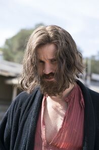 Charlie Says – Charles Manson (Matt Smith) hat alle auf der Farm in seinen Bann gezogen.