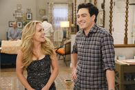 Superstore – Kelly (Kelly Stables, l.); Jonah (Ben Feldman, r.)