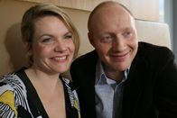 Der Knochenmann – Martina Zinner (Isabelle), Simon Schwarz (Berti).