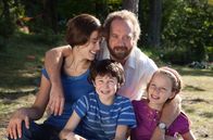 Barney's Version – Barney (Paul Giamatti) mit seiner Frau Miriam (Rosamund Pike) und ihren 2 Kindern.