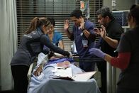 Code Black – Code Black Staffel 2, Folge 10 Ein Patient muss reanimiert werden: Marcia Gay Harden als Dr. Leanne Rorish, Noah Gray-Cabey als Dr. Elliot Dixon, Luis Guzmán als Jesse Sallander. Copyright: SRF/2016 ABC Studios