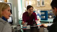 SOKO Stuttgart – Martina Seiffert (Astrid M. Fünderich, l.) und Rico Sander (Benjamin Strecker, r.) statten dem Schlussmacher Peter Hopp (Phil Laude, M.) einen Besuch in seiner Agentur ab und informieren sich über seine außergewöhnlichen Dienstleistungen.